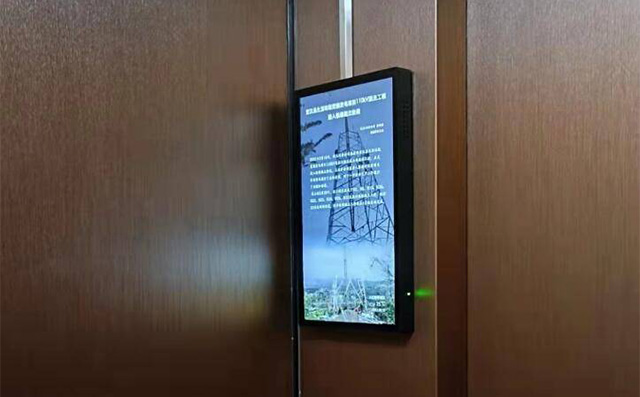 壁挂广告机需要将壁挂支架安装在墙上，再装广告机